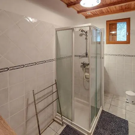 3 Bedroom Awesome Home In Saint-Vert בית נופש *
