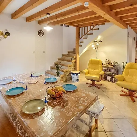 בית נופש 3 Bedroom Awesome Home In Saint-Vert